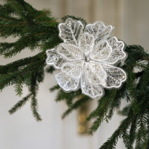 Valkoinen helmikirjailtu kukka